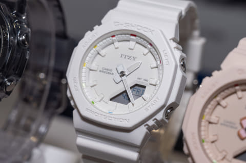 G-SHOCK、初のITZYコラボモデル - Impress Watch