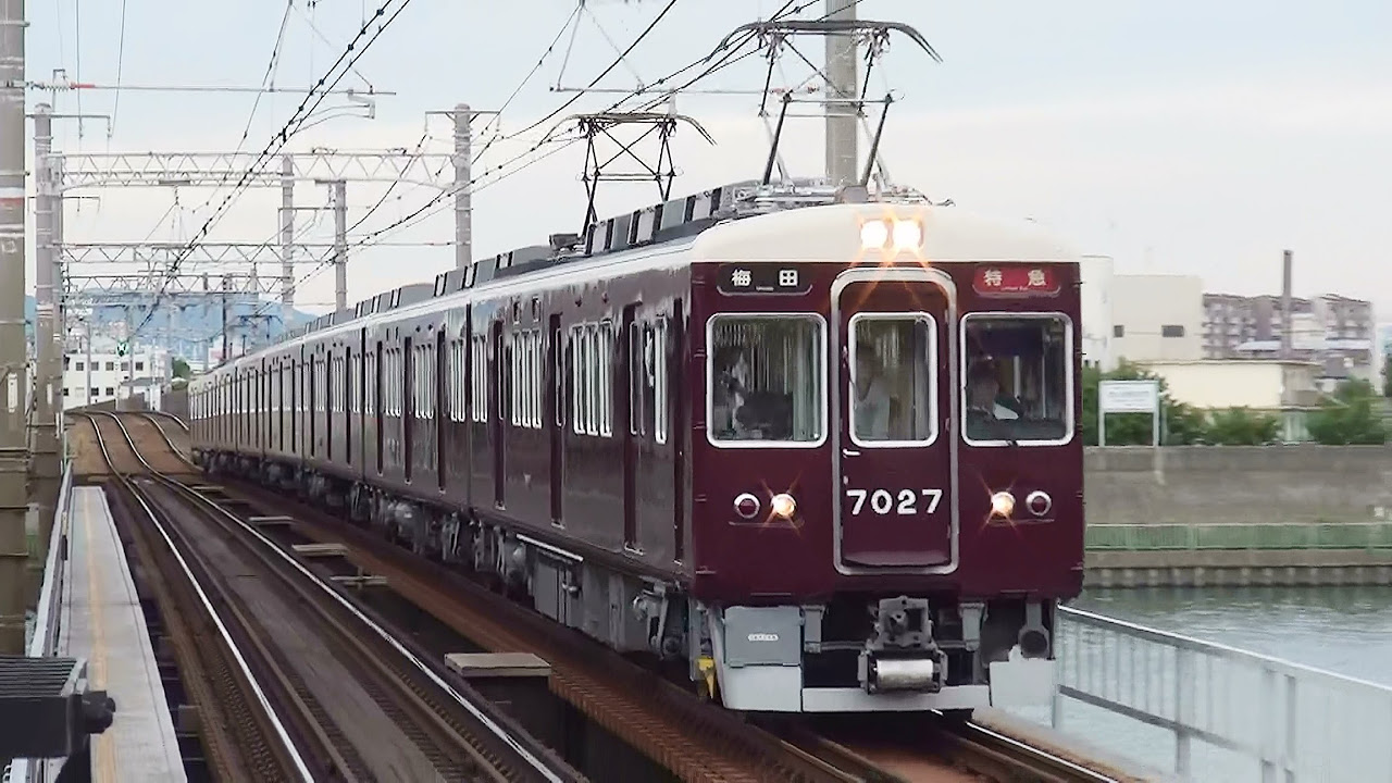 阪急神戸線神崎川駅を通過する7000系7027Fの特急梅田行き - YouTube