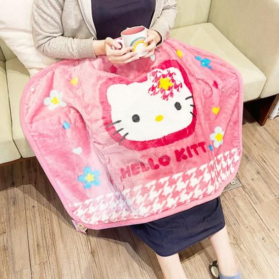 肌寒い日にはこれに限る！キティちゃんのブランケットで、もふもふ