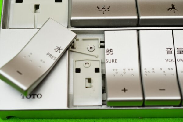 電池不要のTOTOエコリモコンを分解してみた - まず分解。