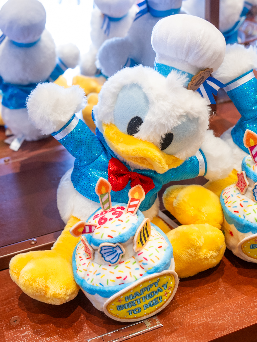 ケーキでお祝い！東京ディズニーランド“ドナルドダックお誕生日2024