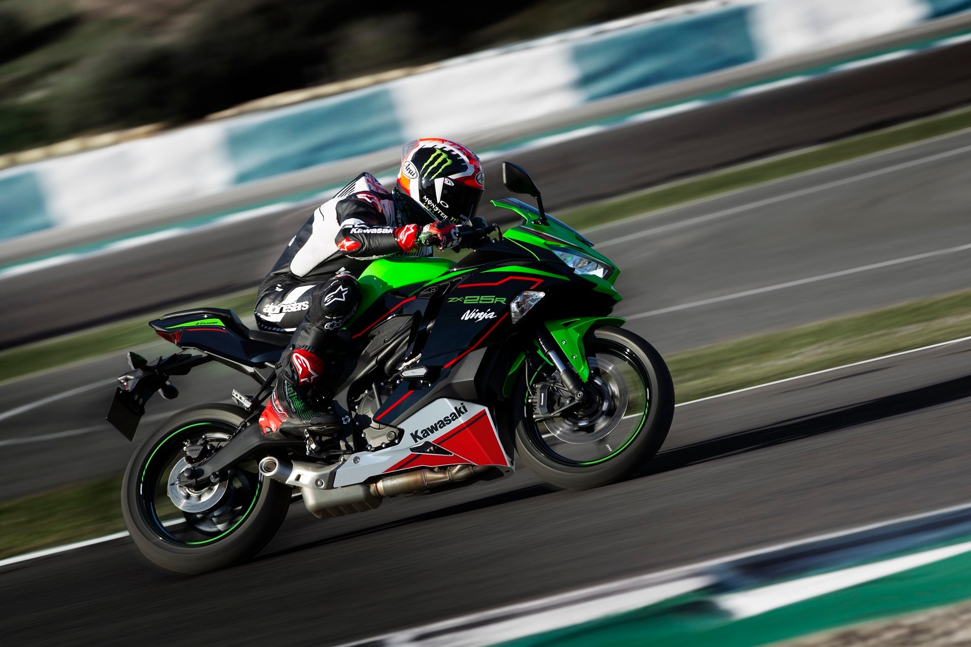 カワサキから「Ninja ZX-25R SE」 NEWグラフィックが登場！2022年2月1