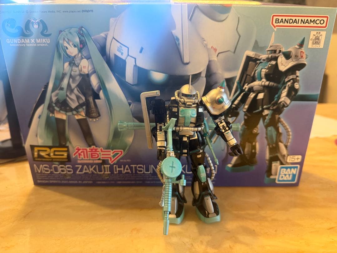 RG 初音ミクver 限定品　完成済　　リペイント ガンダム45周年×初音ミク 限定商品『RG 1/144 ザクII［初音ミクVer