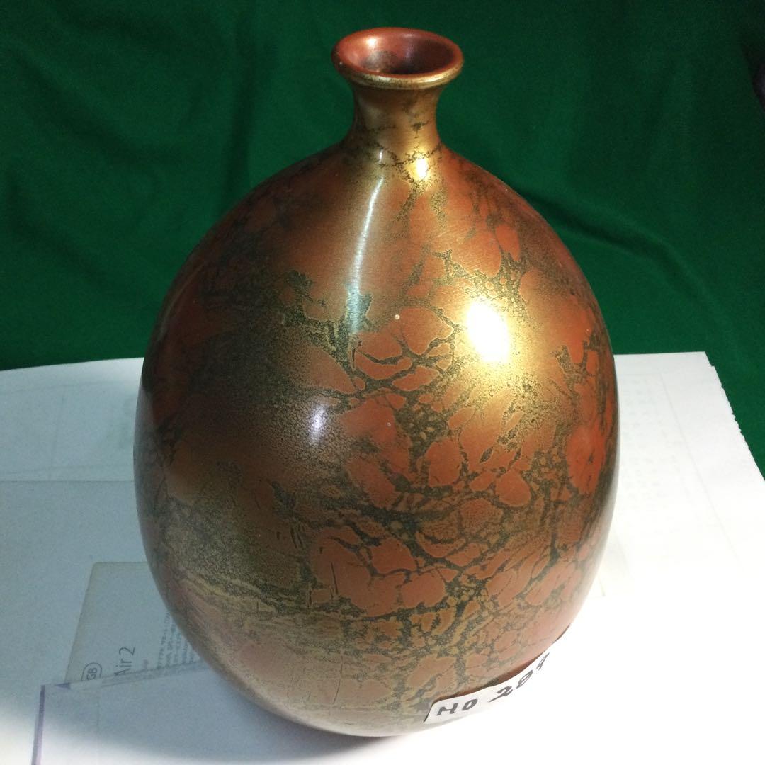 鉱物か?陶器か分かりません。