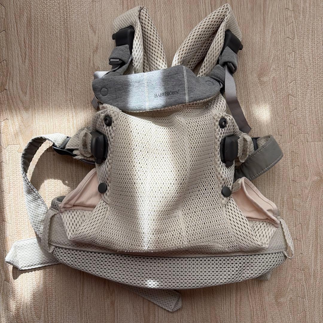 美品　ベビーキャリア HARMONY　クリーム BABYBJORN（ベビービョルン） 抱っこ紐 ハーモニー クリーム メッシュ