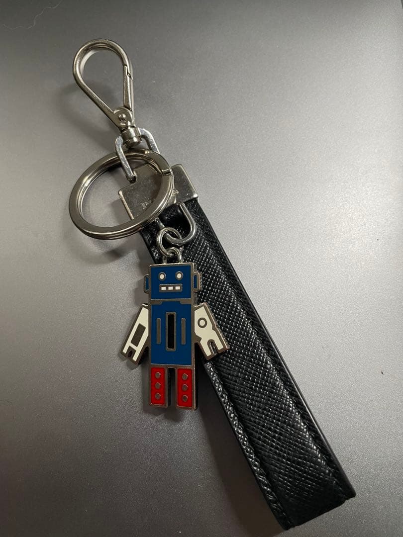 PRADA ロボット型キーホルダー　ユニセックス レザー 大人気ギフト PRADA◇サフィアーノレザー ロボットキーホルダー (PRADA