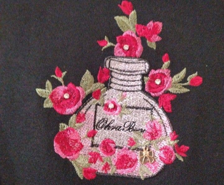 ⭐️本日限定価格【新品】スーパービューティー香水瓶刺繍ハイネック