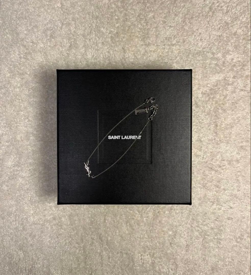 サンローラン　イヴ・サンローラン　ysl ブレスレット　シルバー SAINT LAURENT シルバートーン ロゴ カフ ブレスレット 人気 (Saint