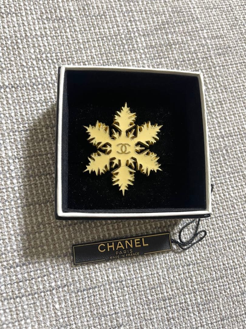 CHANEL 雪の結晶型ブローチ 金色 CHANEL（シャネル） ブローチ スノー 雪 結晶 雪の結晶 01A C-TK5914