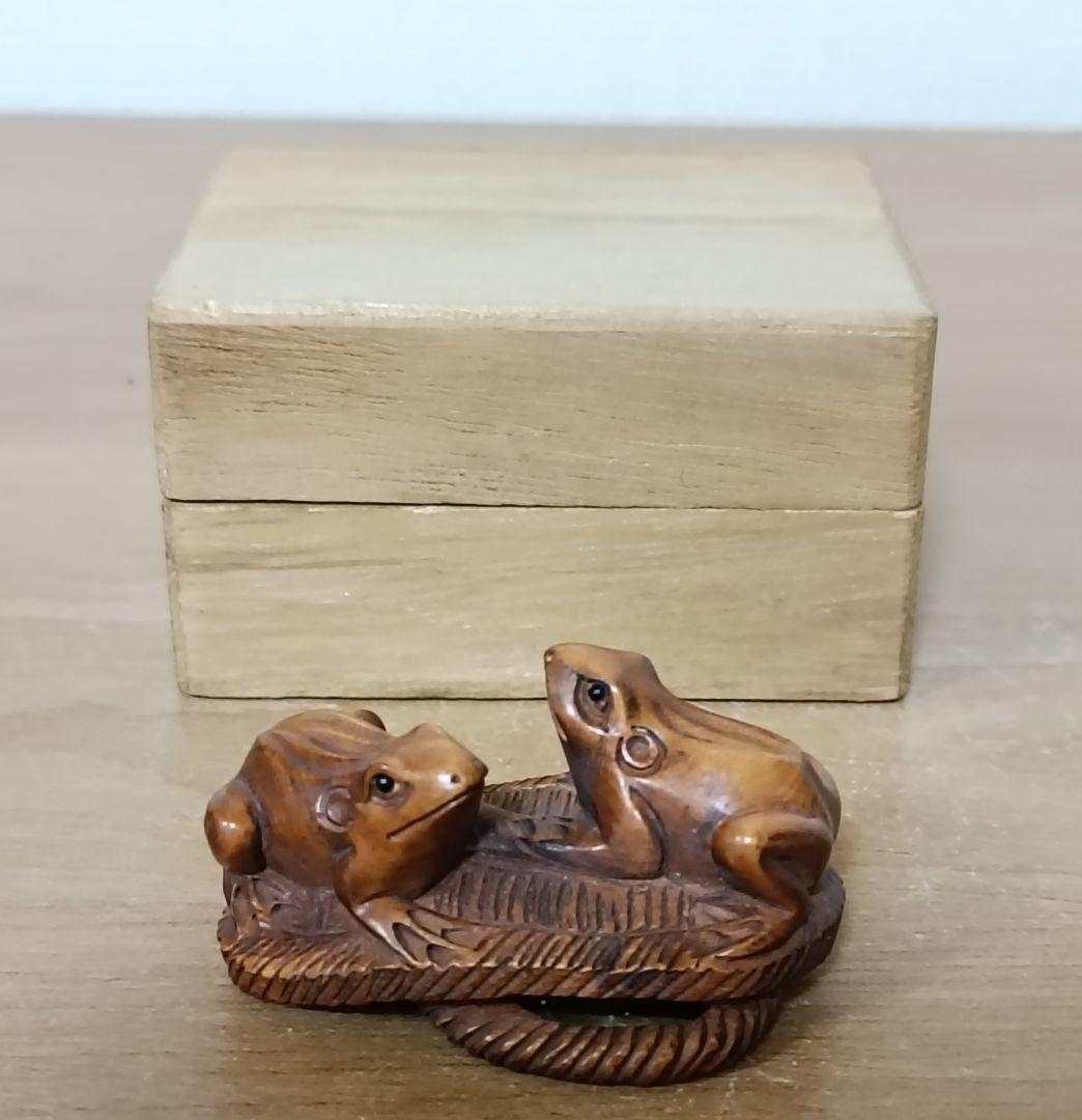 己山銘 木彫 草履に蛙一対根付　木箱付　根付　提物