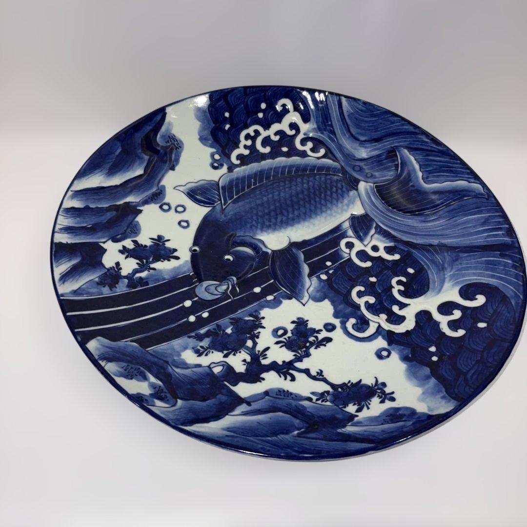 青い波と鯉の陶器皿 陶房義窯】［丸］染付波しぶき鯉絵豆皿 | 三川内焼オンライン・ショップ