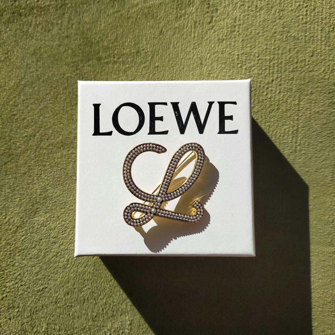 【超希少】LOEWE ロエベ パールイニシャルブローチ 超希少】LOEWE ロエベ パールイニシャルブローチ - メルカリ