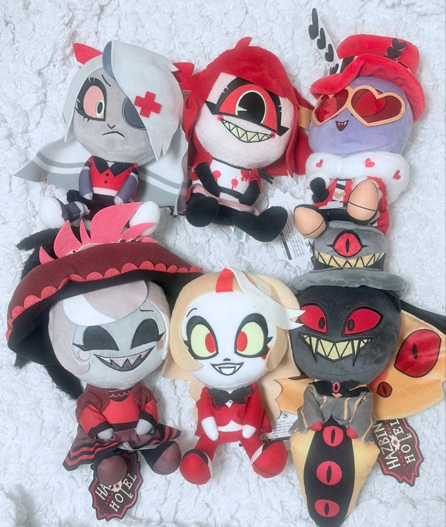 ハズビンホテル おすわりぬいぐるみ ヴァレンティノ チャーリー ニフティロージー ハズビン・ホテルへようこそ おすわりぬいぐるみ① | 商品紹介 | 株式