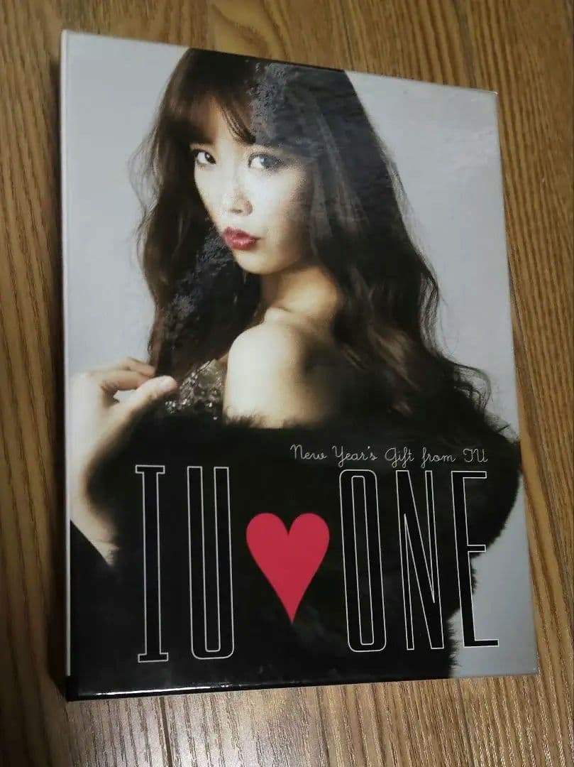 完品！ONE~New Year's Gift from IU~ Amazon.co.jp: IU ONE~New Year's Gift from IU~ (完全生産限定盤